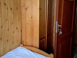 科尔别卢夫Domek w Górach的木制房间,配有床和木门