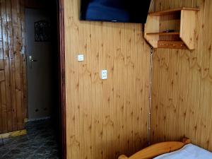 科尔别卢夫Domek w Górach的一间设有木墙和一张床的房间