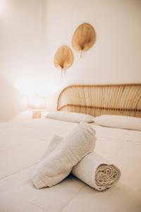 普尔萨诺Dalila Apulian Rental Rooms的一张白色的床,上面铺着一条毛巾