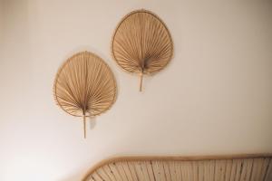 普尔萨诺Dalila Apulian Rental Rooms的两篮子挂在床边的墙上