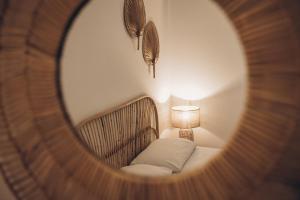 普尔萨诺Dalila Apulian Rental Rooms的配有带灯和镜子的床的房间