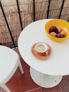马赛Marina Motel的一张带一碗水果和一碗食物的白色桌子