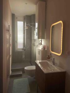 马赛Marina Motel的一间带水槽、卫生间和镜子的浴室