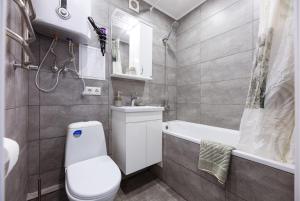 基辅Квартири метро Дарниця світло завжди є的浴室配有卫生间、浴缸和水槽。