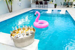 迈阿密Lux Backyard/Heated Pool/Everglades/Speedway/Keys!的池子里一桶啤酒和粉红色火烈鸟