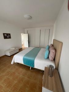 楼尔Casa Amar的一间卧室配有一张带蓝色和粉红色枕头的床