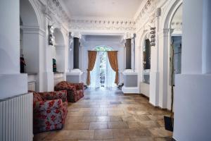 维也纳昆斯托弗酒店的带沙发和窗户的客厅