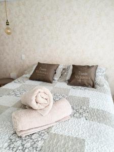 维加伊托Oasis de Vichayito的一间卧室配有一张床,床上有毛巾