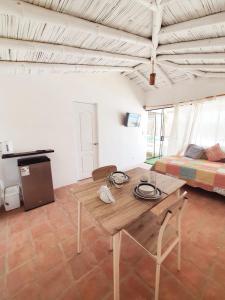 维加伊托Oasis de Vichayito的客厅配有木桌和床。