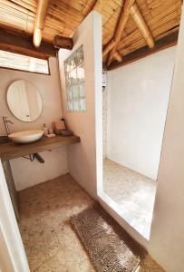 维加伊托Oasis de Vichayito的一间带水槽和镜子的浴室