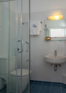 阿达玛斯Aeolis Hotel的带淋浴、卫生间和盥洗盆的浴室