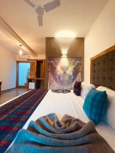 乌纳瓦图纳Dharma Place的一间卧室配有一张壁画床