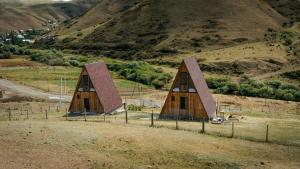 DrakhtikFocus Point Drakhtik - Rose Cabin的山地的两个小木仓