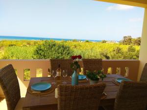 AyiáStelia Apartment的一张餐桌,享有海景