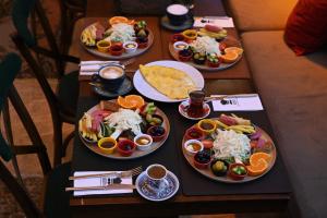 伊斯坦布尔Ethnica Hotel Old City的一张桌子,上面放着几盘食物