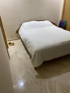 西迪拉哈尔Casabay kettani的卧室配有1张床,铺有瓷砖地板。