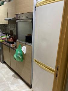 西迪拉哈尔Casabay kettani的厨房配有白色冰箱