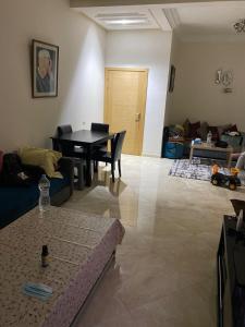 西迪拉哈尔Casabay kettani的客厅配有桌子和沙发