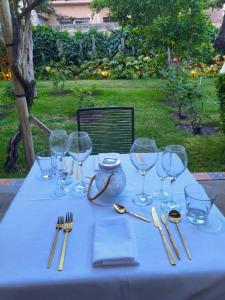 图蓬加托火山Casa Vidal Guesthouse的一张桌子,上面有酒杯和餐具