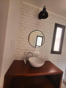 图蓬加托火山Casa Vidal Guesthouse的一间带水槽和镜子的浴室