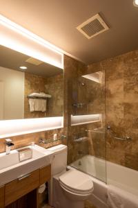 Tuckerʼs Town石窟湾海滩度假酒店的浴室配有卫生间、盥洗盆和淋浴。
