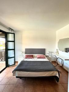 圣米格尔德阿沃纳San Blas Golf del Sur Residence的一间卧室配有一张大床和镜子