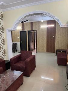 瓦拉纳西Kashi Anadam HomeStay的大厅,在大楼里设有两张沙发和一张桌子
