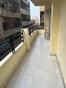 瓦拉纳西Kashi Anadam HomeStay的阳台,位于一栋带瓷砖地板的建筑中