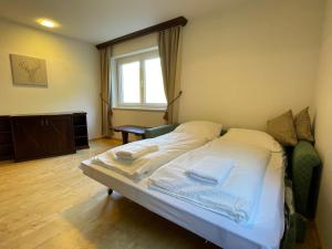 索尔登International House Sölden Standard Apartment ZW 10的一间卧室配有带毛巾的床