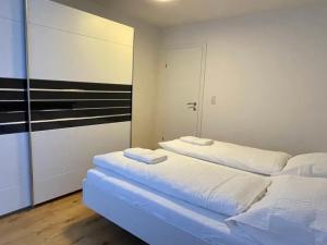 索尔登International House Sölden Apartment mit 3 Schlafzimmern ZW AP 6的一间卧室配有两张带毛巾的床