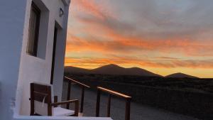 圣巴尔托洛梅Casa Saboa的一座带享有日落美景的阳台的建筑