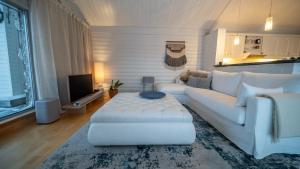 特罗姆瑟Brensholmen Beach House的客厅配有白色沙发和电视