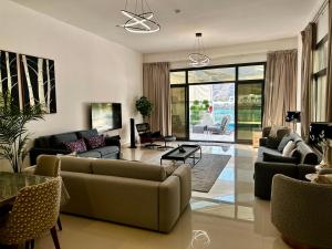 富查伊拉Al Dana Sea View Villa的带沙发和椅子的客厅以及大窗户。