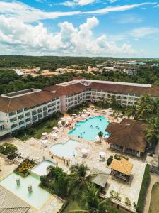 科斯塔萨乌佩Sauipe Resorts Ala Mar - All Inclusive的享有带游泳池的度假村的空中景致