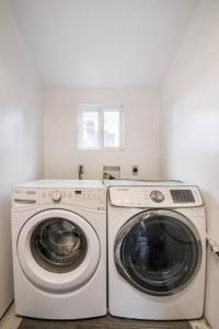 圣地亚哥Private room shared full bathroom Torrey pines golf UCSD的洗衣房配有洗衣机和烘干机