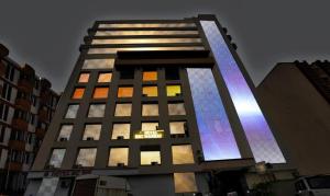 孟买Hotel BKC Mannat的一座高大的建筑,有许多窗户