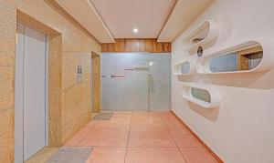孟买Hotel BKC Mannat的带淋浴的浴室和玻璃门