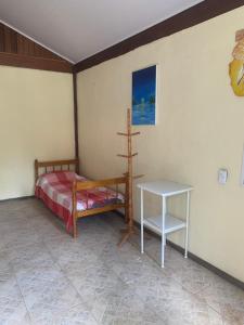 特雷索波利斯Aldeia Gaia Chalés的一间卧室配有一张床和一张桌子