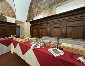 托迪Monastero SS. Annunziata的一张桌子,上面有食物