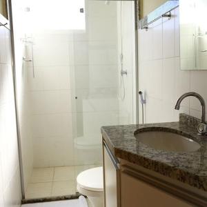 塞蒂拉瓜斯Rivello Apart Hotel的带淋浴、盥洗盆和卫生间的浴室