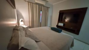 锡诺普Sobrado privativo com suite的酒店客房,配有床和电视