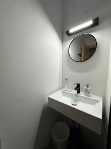 DölsachSchusterhof Dölsach的白色的浴室设有水槽和镜子