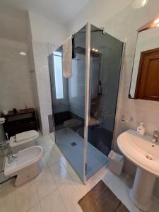 莱切B&B Residenza Pizziniaco的带淋浴、卫生间和盥洗盆的浴室