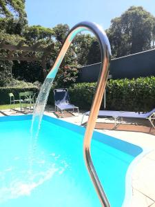 伊达贾伊Casa Green Piccoli - Itajaí/SC的游泳池中的喷泉