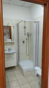 福贾Bunker degli inventori的带淋浴、卫生间和盥洗盆的浴室