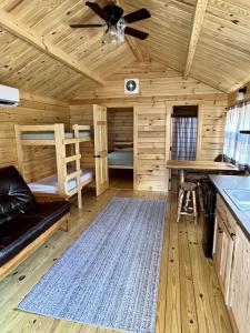 斯普林代尔Zion Canyon Cabins的小木屋配有吊扇和双层床。