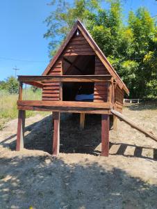 SapopemaPousada 4 estações/chalés的小屋,带屋顶的木制狗屋