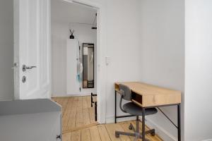 哥本哈根Perfectly located cozy apartment的办公室,办公室里配有桌子和椅子
