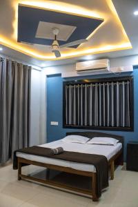 VeshviSukhakarta Holiday Home的蓝色墙壁间的一张床位