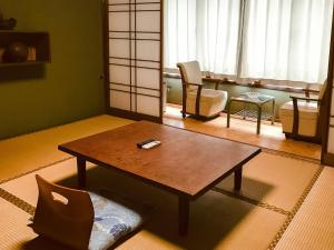 天草市Eimiya Ryokan - Vacation STAY 36252v的客厅配有咖啡桌和椅子